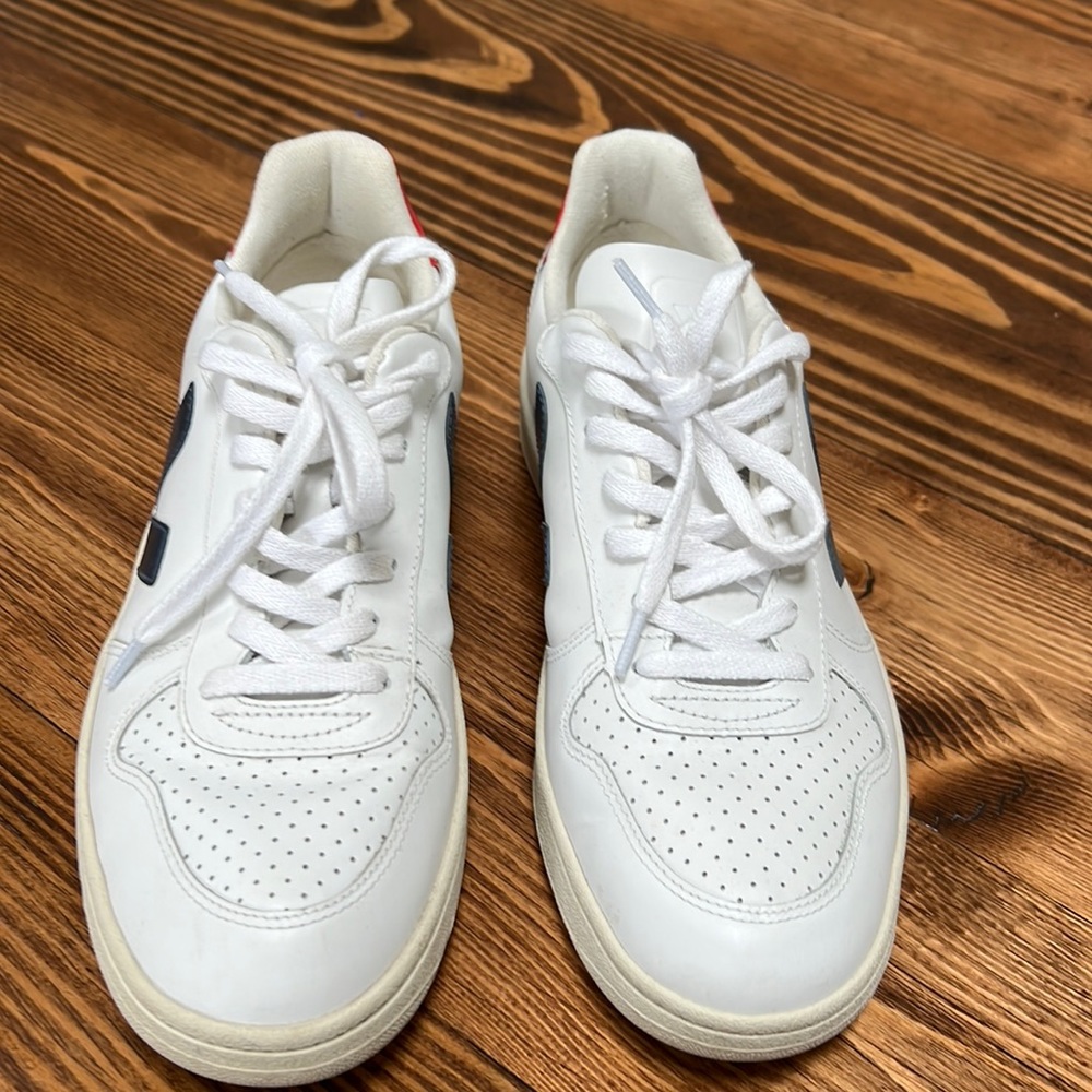 Veja Women’s leather sneakers size 9